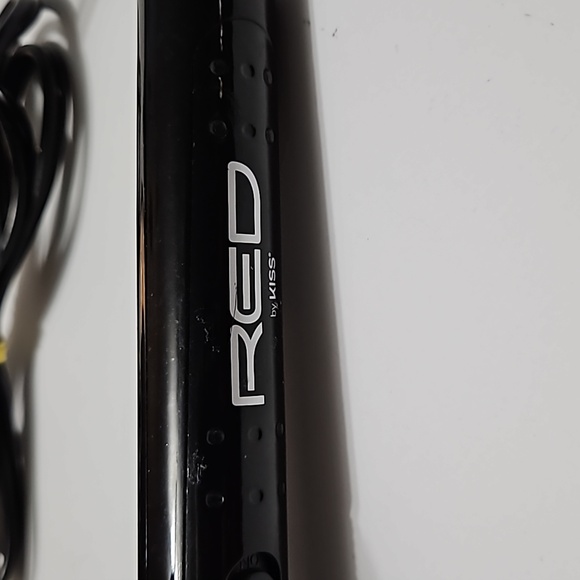 Red by Kiss Curling Iron Model KC105 1.25" - Picture 2 of 7
